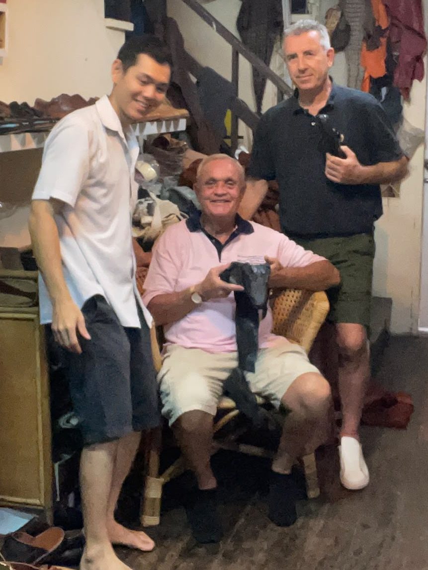 Bell with clients in the atelier